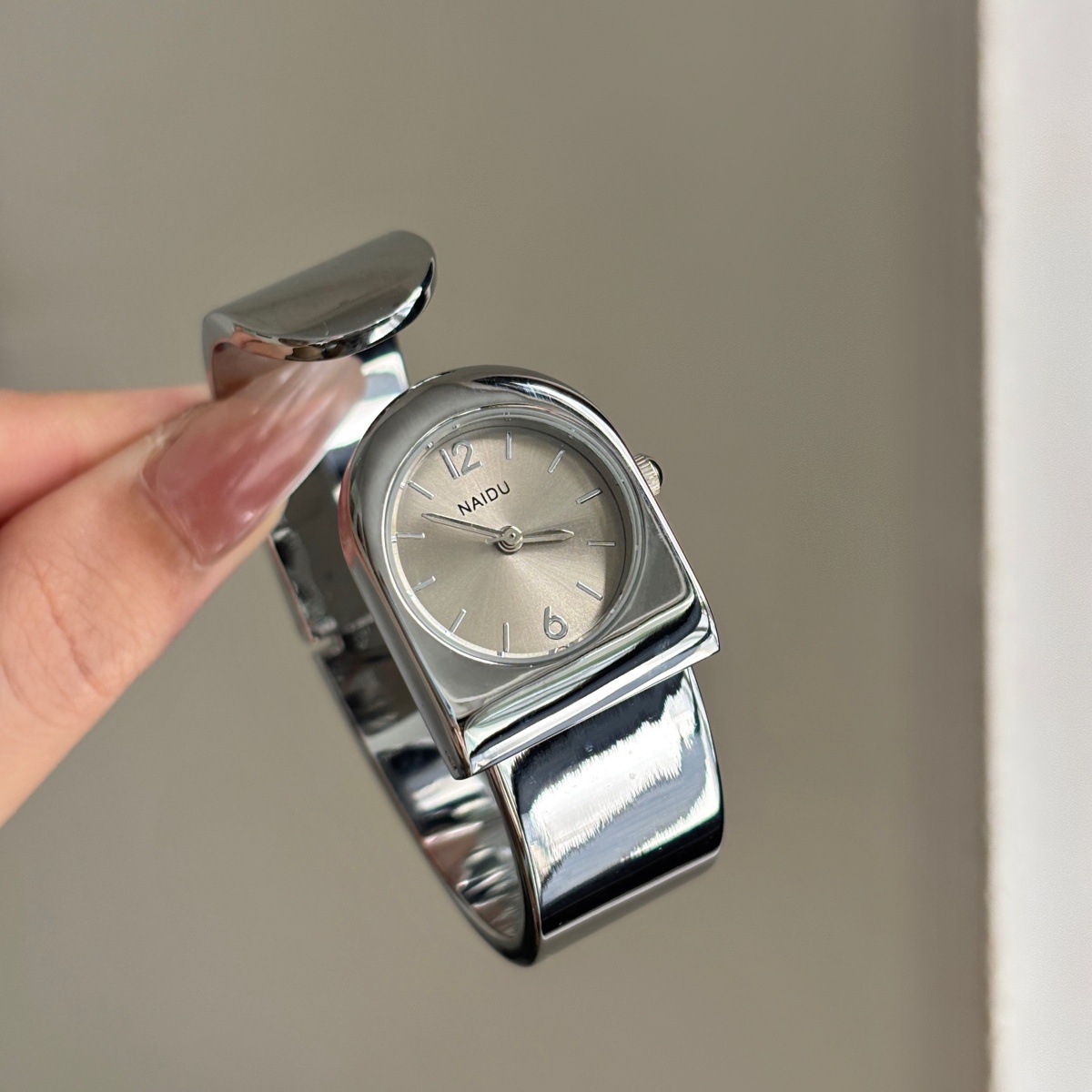 ساعة يد ذهبية جديدة 2026 للنسا - مراجعة Luxury Watch Levels وسعره