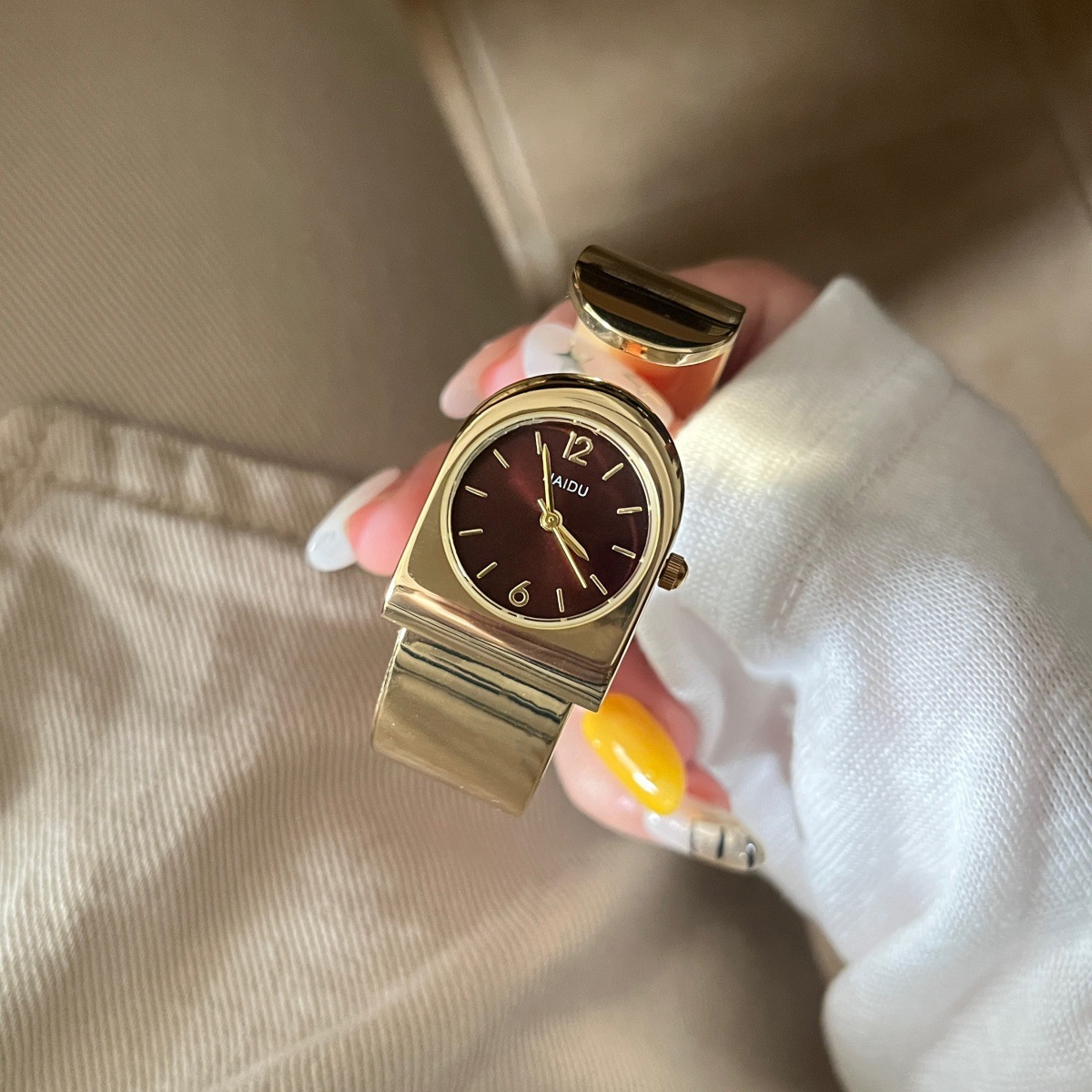 ساعة يد ذهبية جديدة 2026 للنسا - مراجعة Luxury Watch Levels وسعره