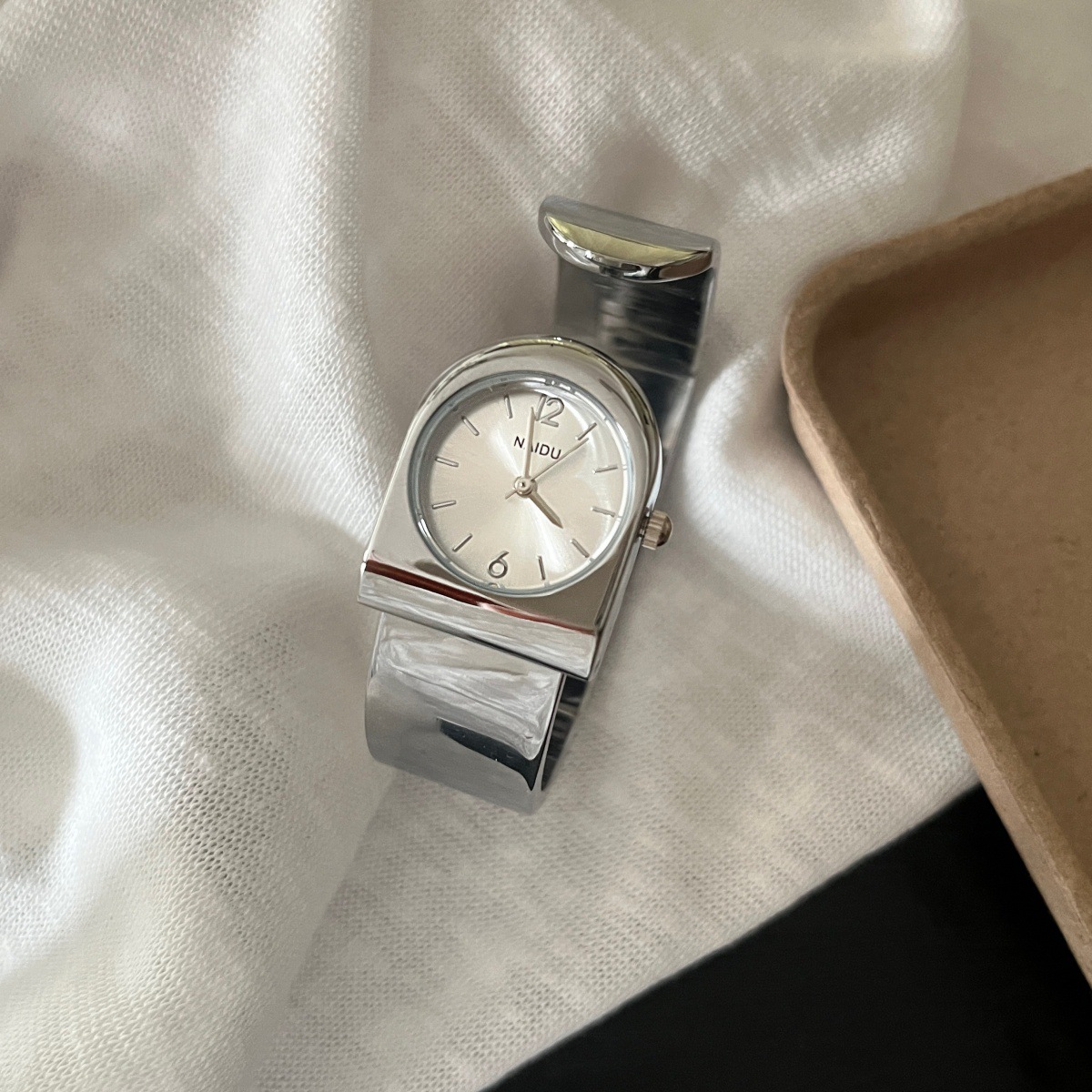 ساعة يد ذهبية جديدة 2026 للنسا - مراجعة Luxury Watch Levels وسعره