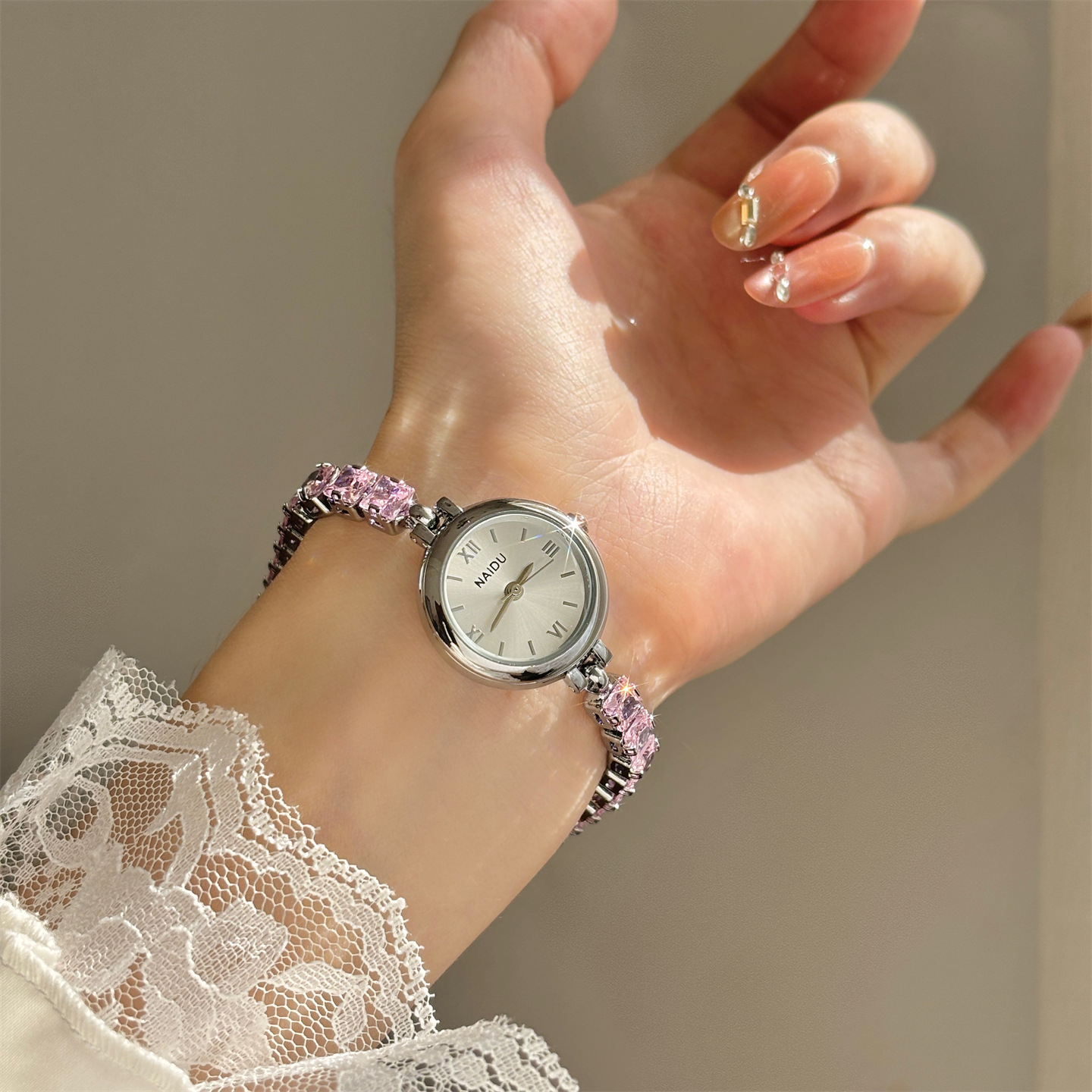 ساعة سوار مرصعة بالألماس على ا - مراجعة Luxury Watch Levels وسعره