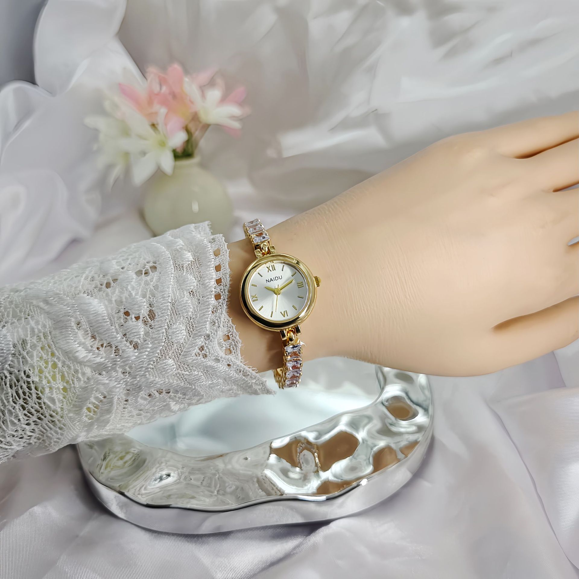 ساعة سوار مرصعة بالألماس على ا - مراجعة Luxury Watch Levels وسعره