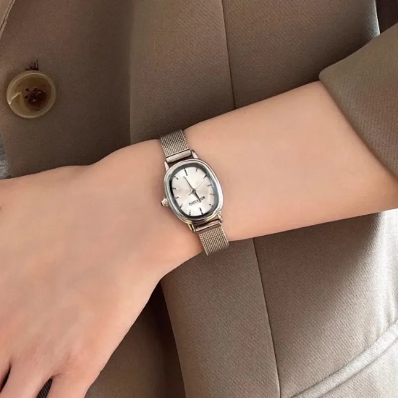 صغيرة البيضاوي الهاتفي الأخضر  - مراجعة Luxury Watch Brand For Women وسعره